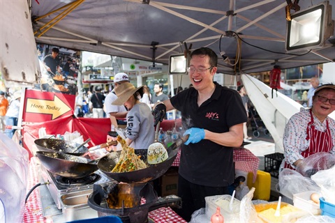 Stallholder-cooking-using-wok-at-Cabramatta-Moon-Festival-2025.jpg