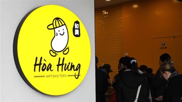 Hoa Hung shop front and clients. 